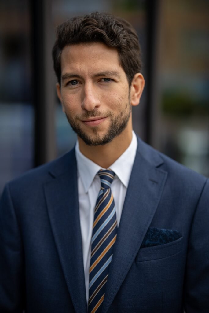Business headshot of a man in a navy suit, Stockholm portrait photographer